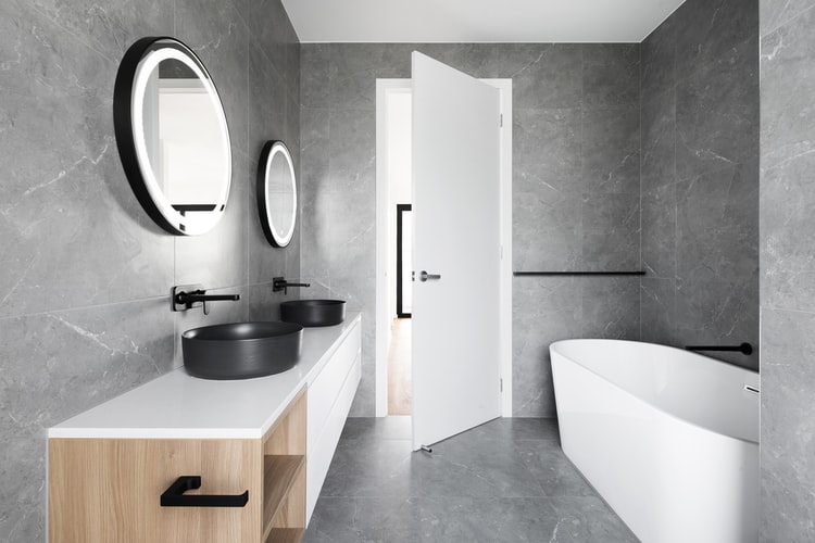 NATURAL LIGHT AND PRIVACY: HOW TO HAVE BOTH FOR YOUR BATHROOM